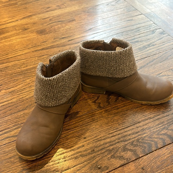 American eagle , ankle boots , 6 1/2 brown - Picture 4 of 5